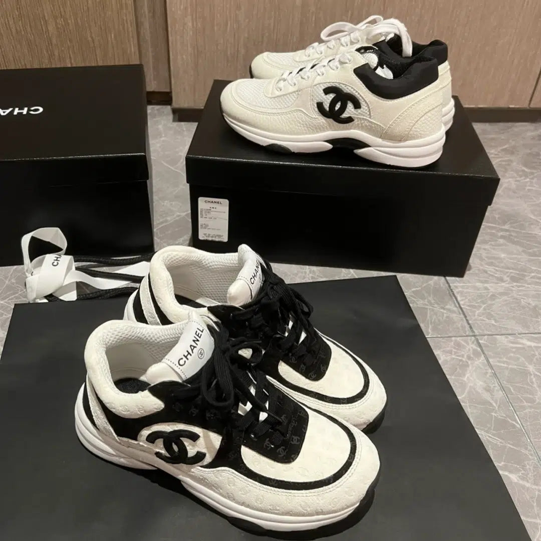 New comfortable sports shoes