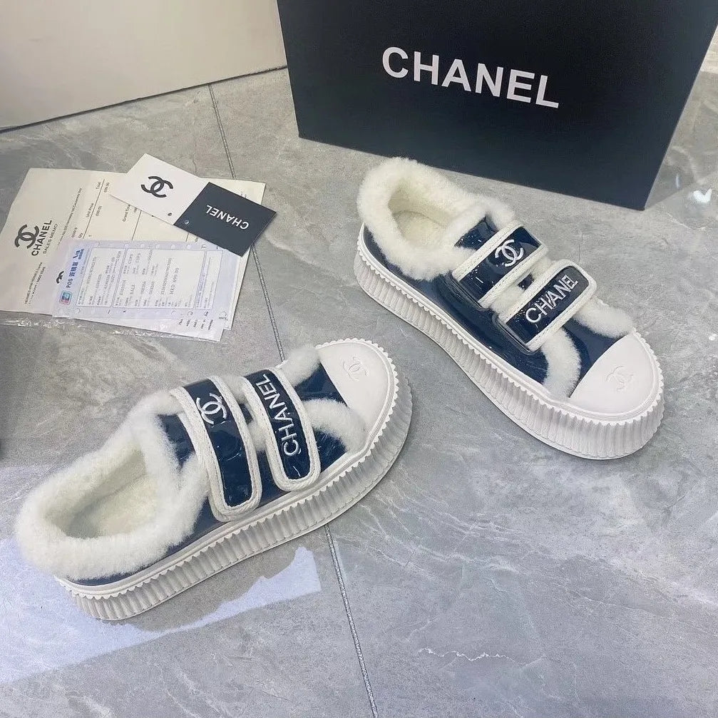 New comfortable sports shoes