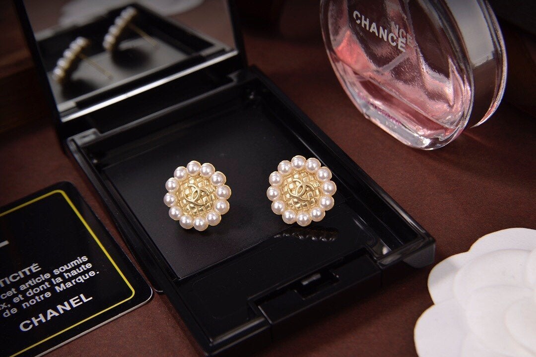 Luxury Sunflower Pearl Stud Earrings