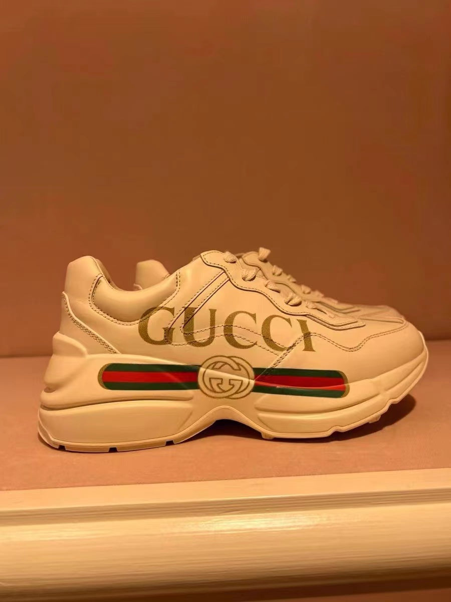 Comfortable women's sports shoes