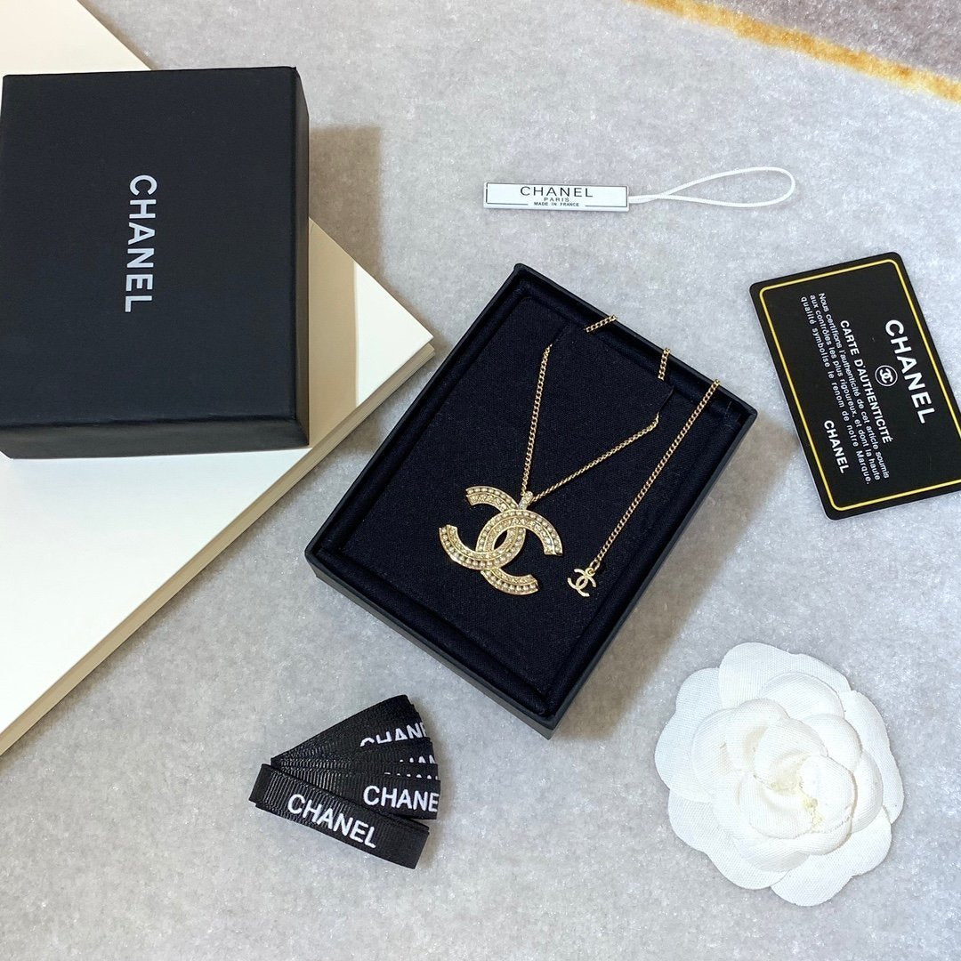 Exquisite Pearl Crystal Necklace