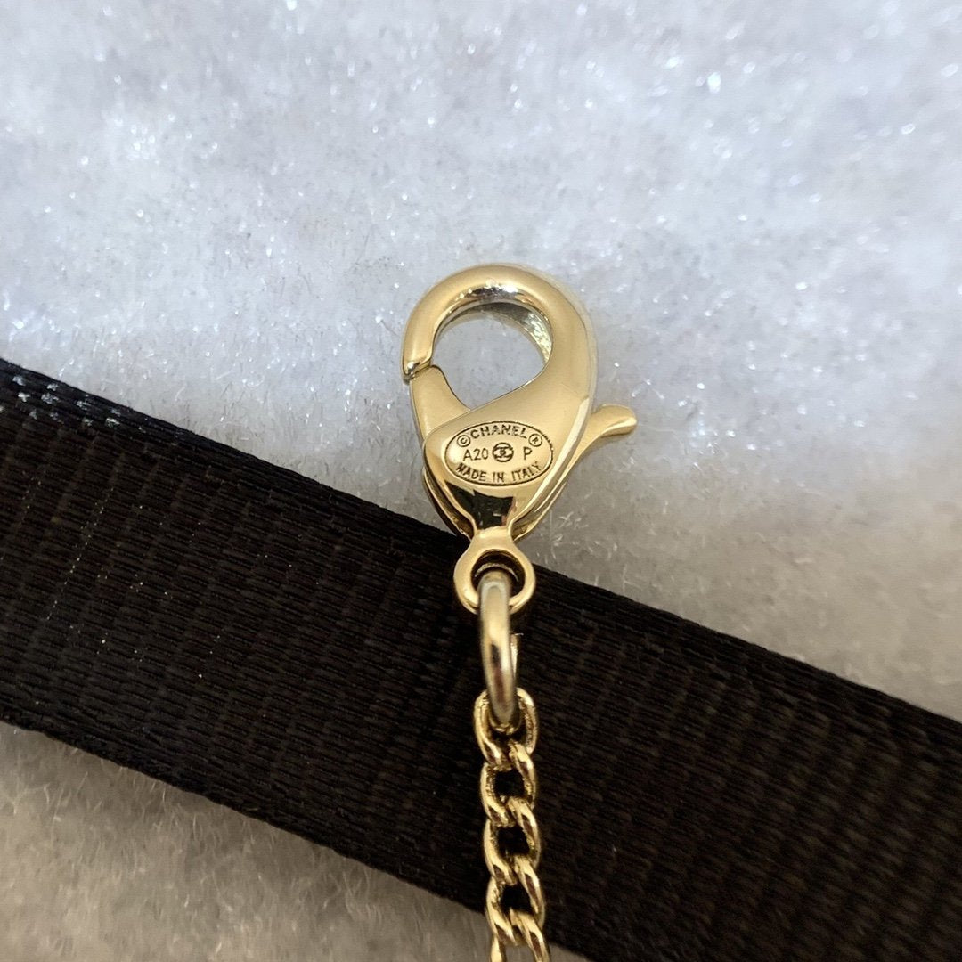 Exquisite Pearl Crystal Necklace