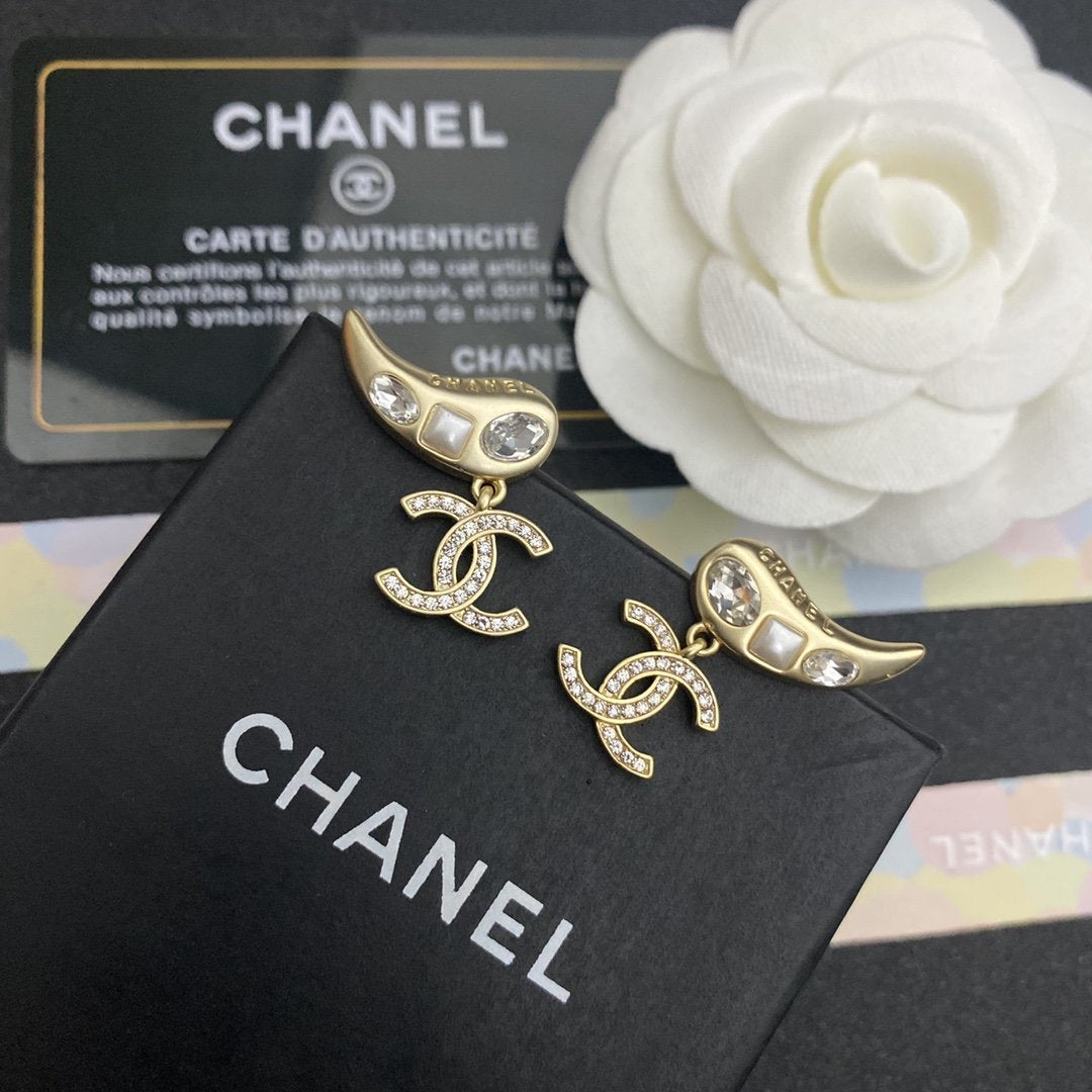 Lrregular cat eye earrings