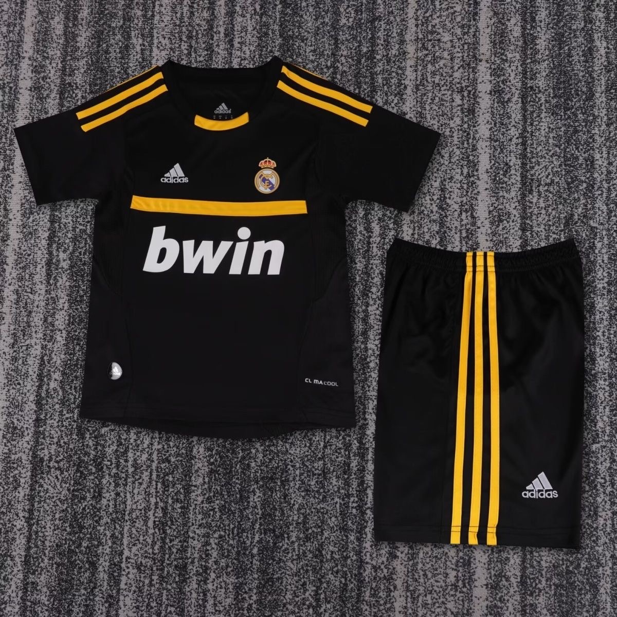 2011/2012 Retro Real Madrid GoalkeepelFootball shirt Kids Size 1:1 Thai Quality