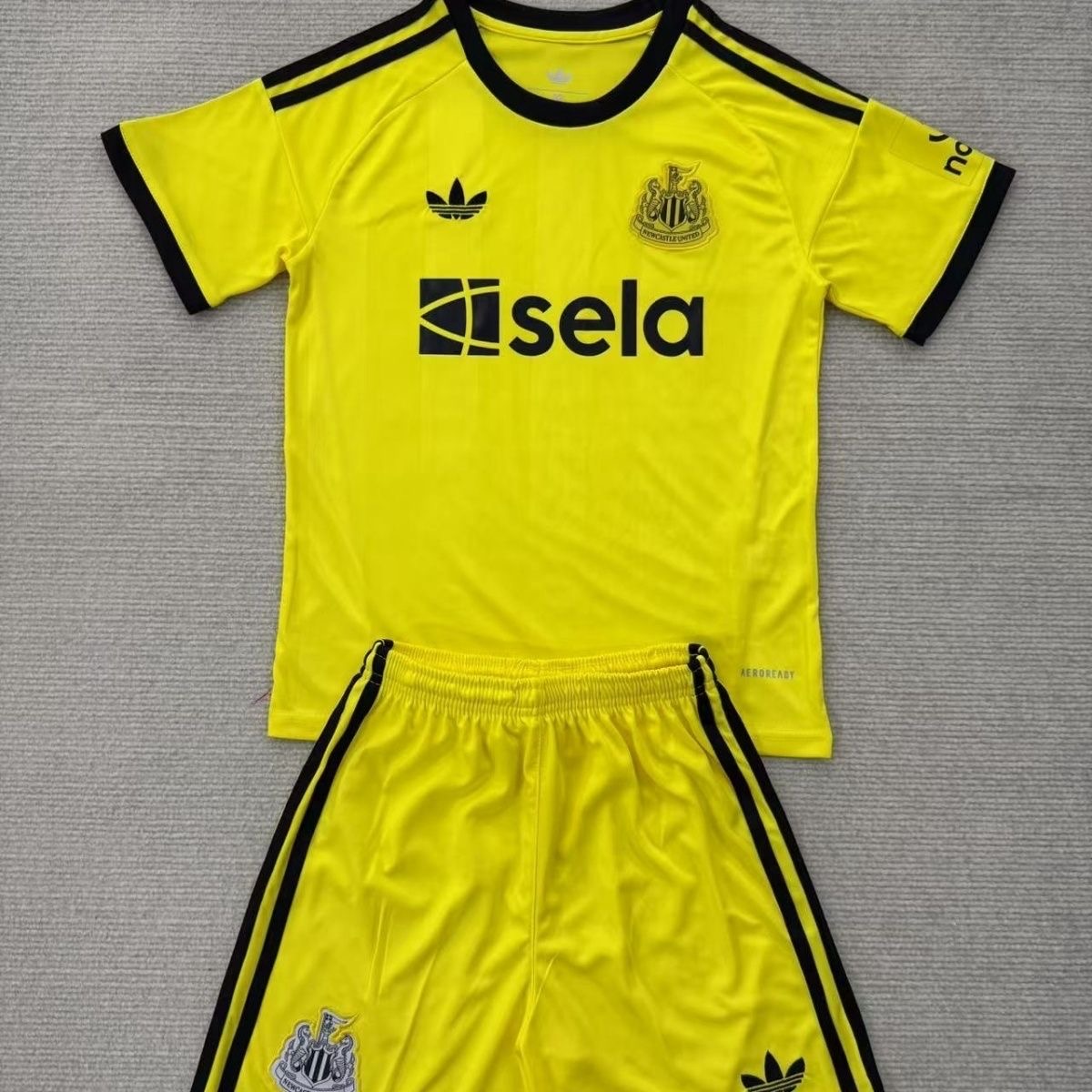 2025/2026 Newcastle United Goalkeeper Football Shirt Kids Size 1:1 Thai Quality