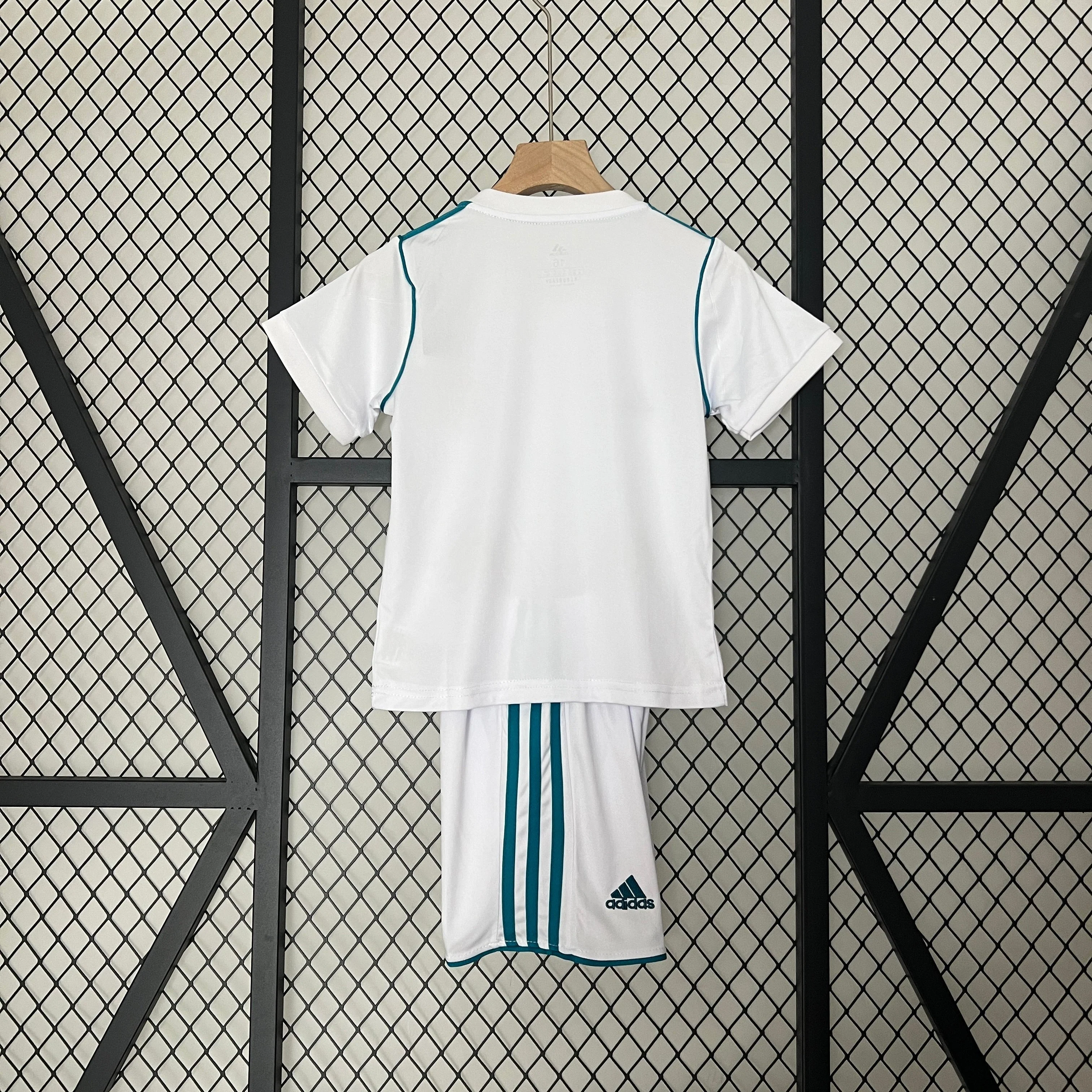 Kit Kids Retro Real Madrid Home Jersey 2017/18