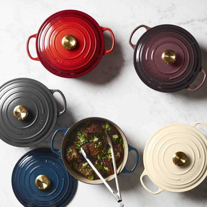 Le Creuset Signature Round Dutch Oven with Lid