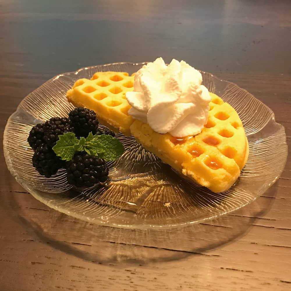 Lehman’s Cast Iron Waffle Maker Pre-Seasoned Stovetop 2 Piece Hinged Waffle Pan Makes 7 Round Waffles