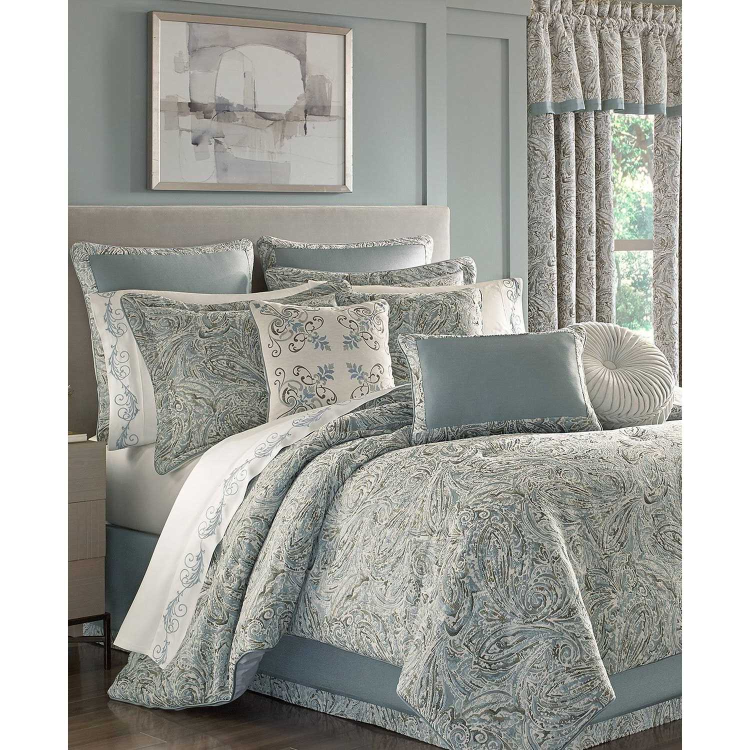 J Queen New York Giovani Comforter Set