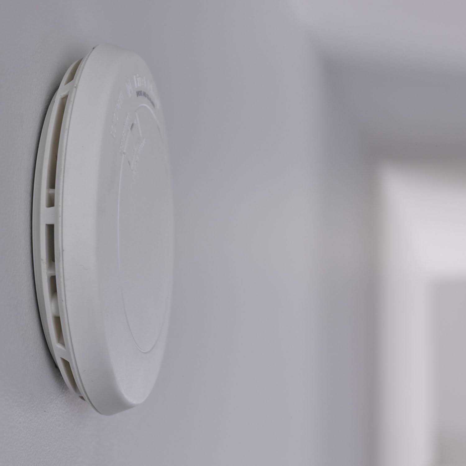 First Alert 10-Year Sealed-Battery Photoelectric Smoke Alarm