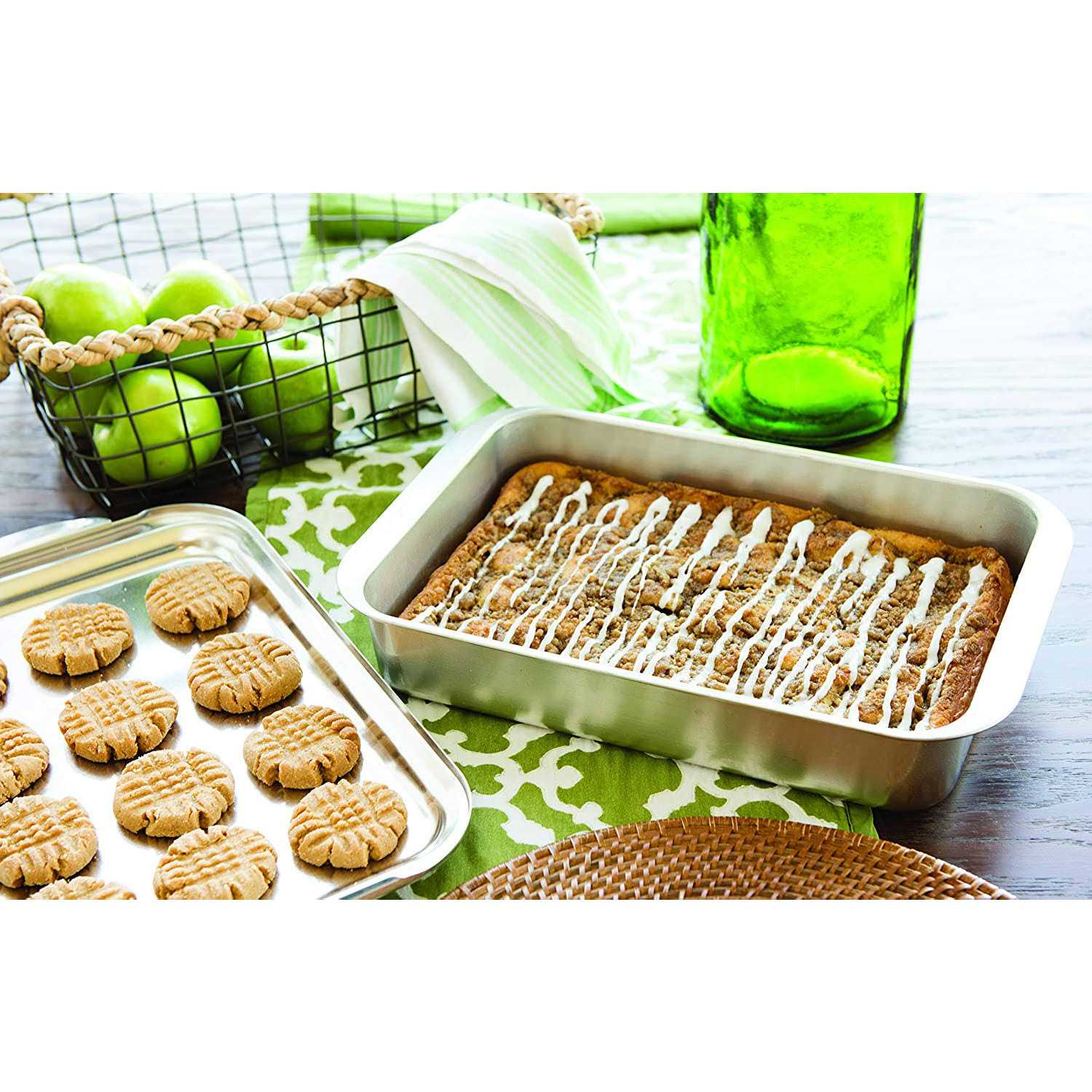 Nordic Ware Classic Metal 9×13 Covered Cake Pan