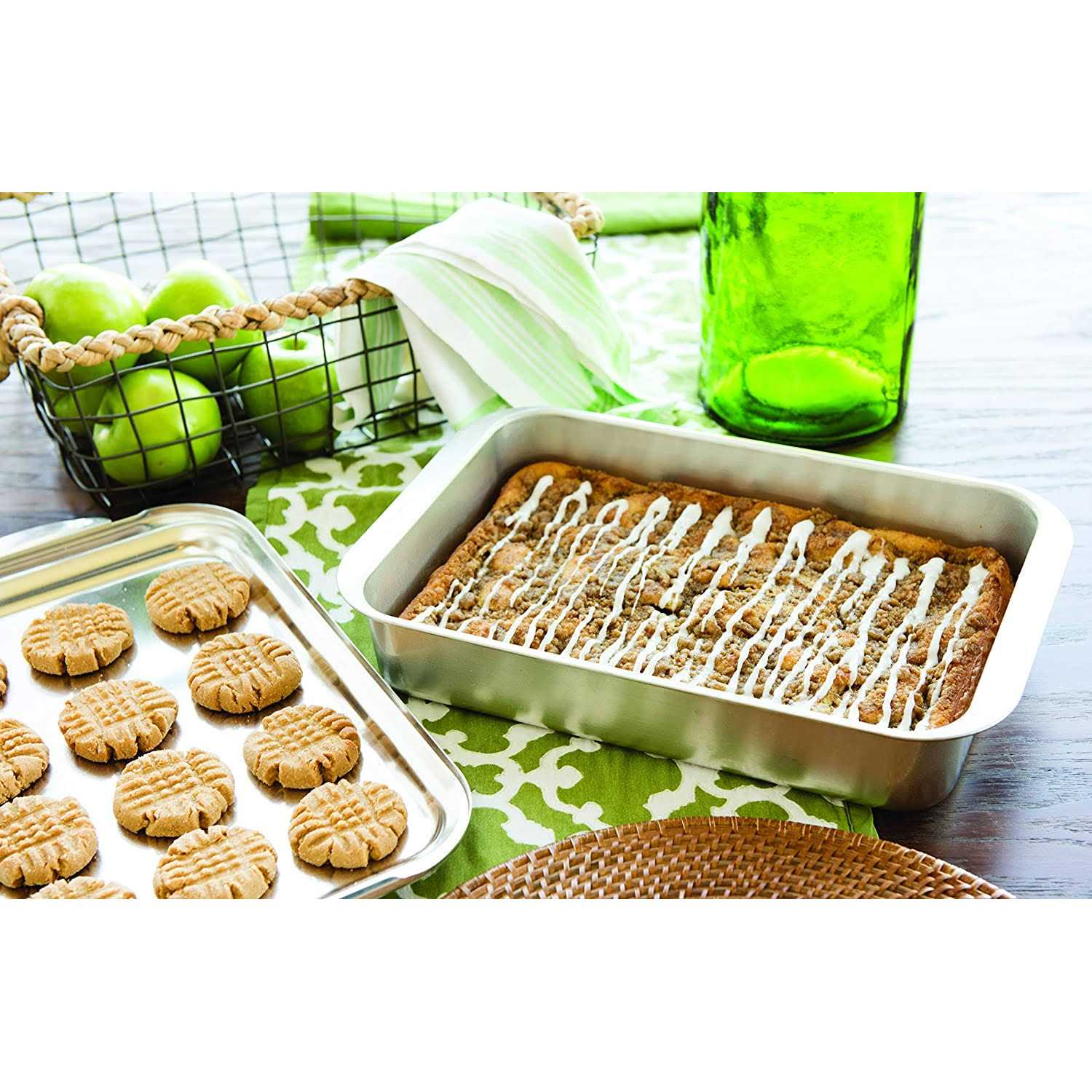 Nordic Ware Classic Metal 9×13 Covered Cake Pan