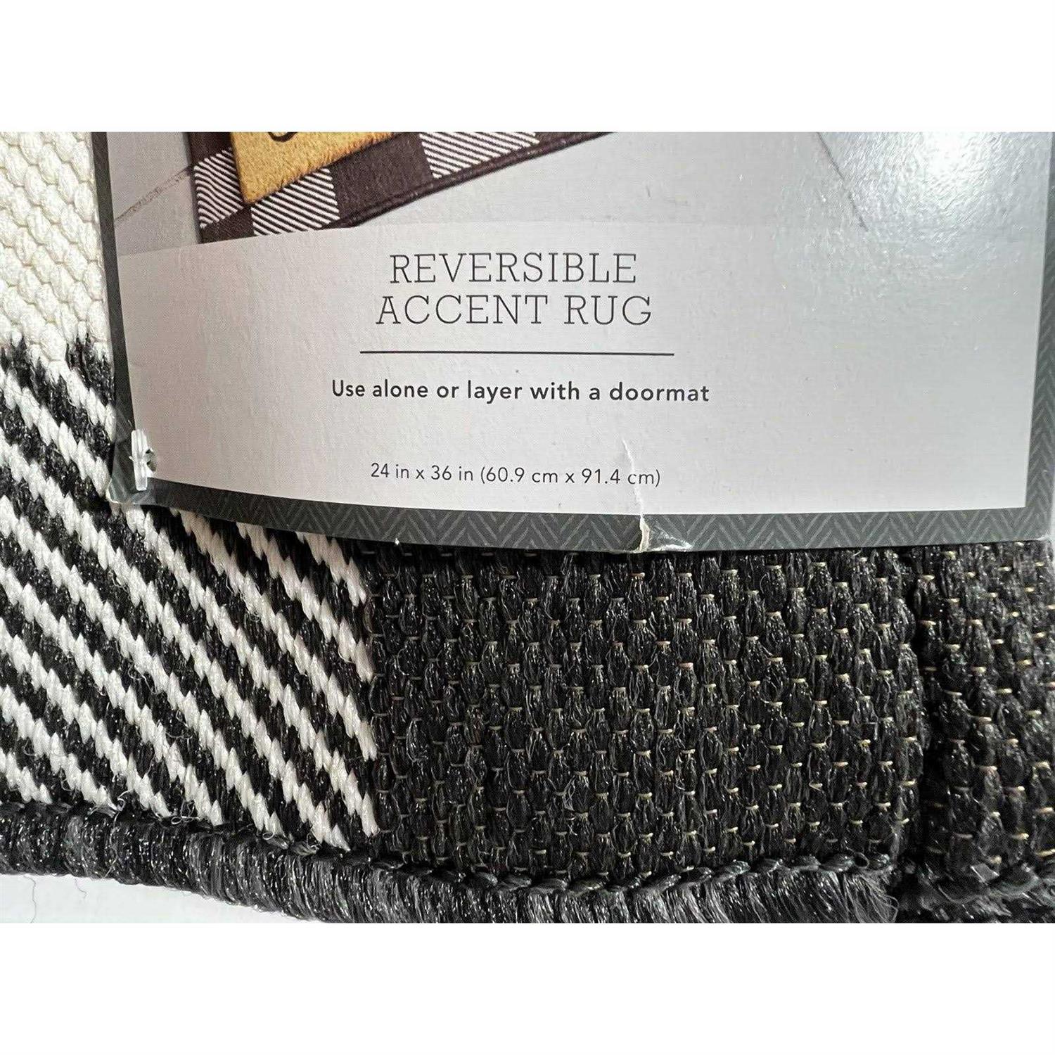 Threshold 2’x3′ Indoor/Outdoor Reversible Scatter Rug Black/White