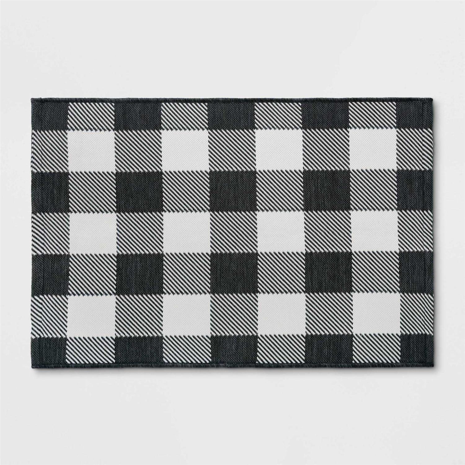 Threshold 2’x3′ Indoor/Outdoor Reversible Scatter Rug Black/White