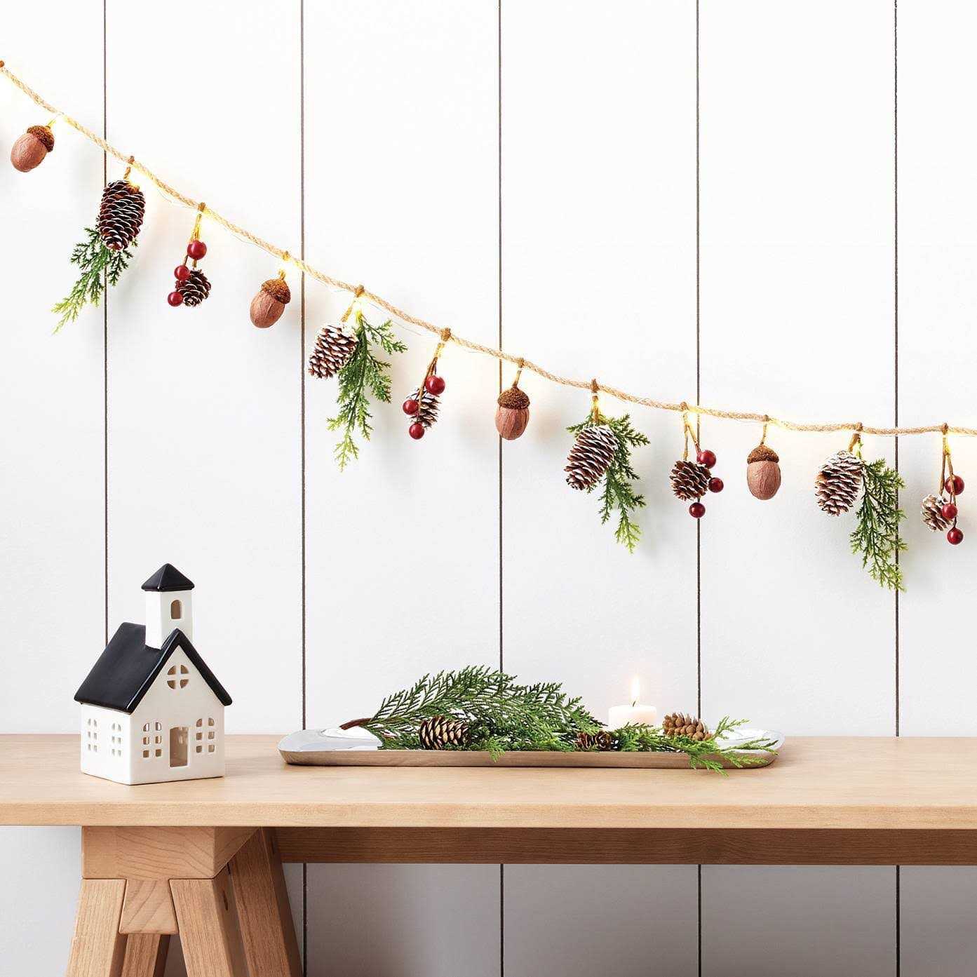 Wondershop 6′ Battery Operated Lit Pinecone with Acorns and Berries Decorative Christmas Wall Garland Brown/Green