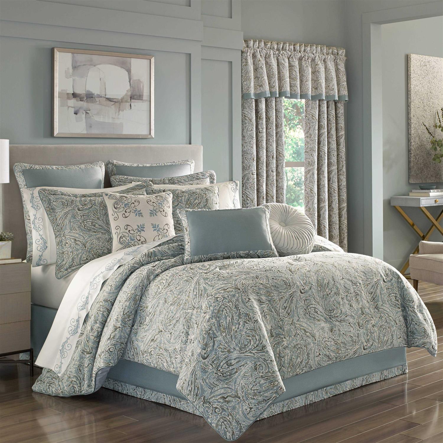 J Queen New York Giovani Comforter Set
