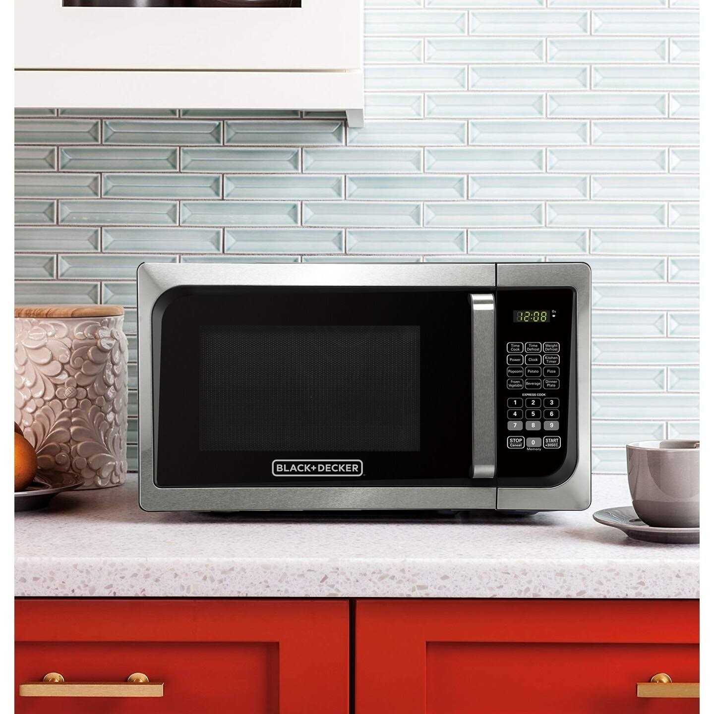 Black & Decker EM925AJK-P1 0.9 cu ft Pull Handle Microwave