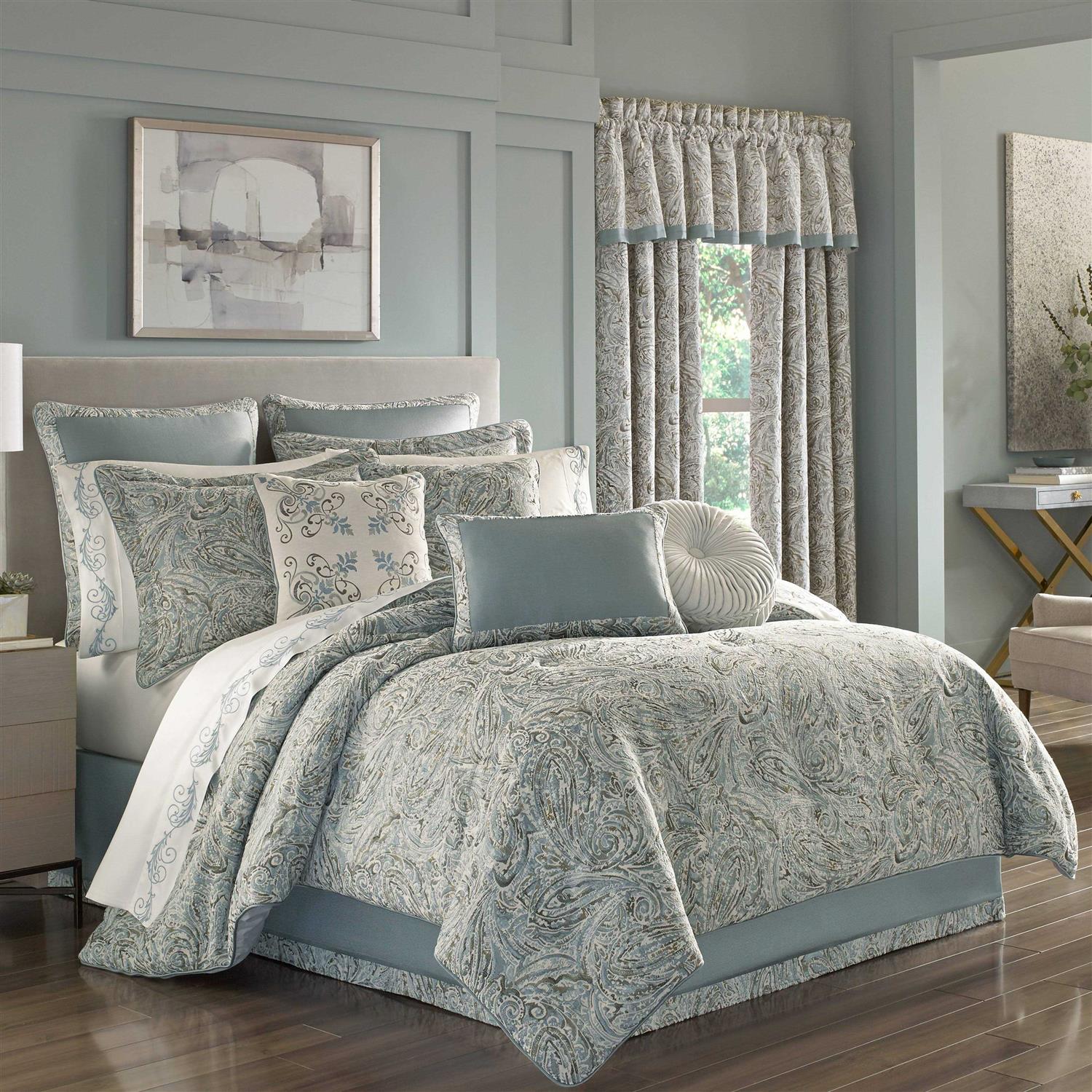 J Queen New York Giovani Comforter Set
