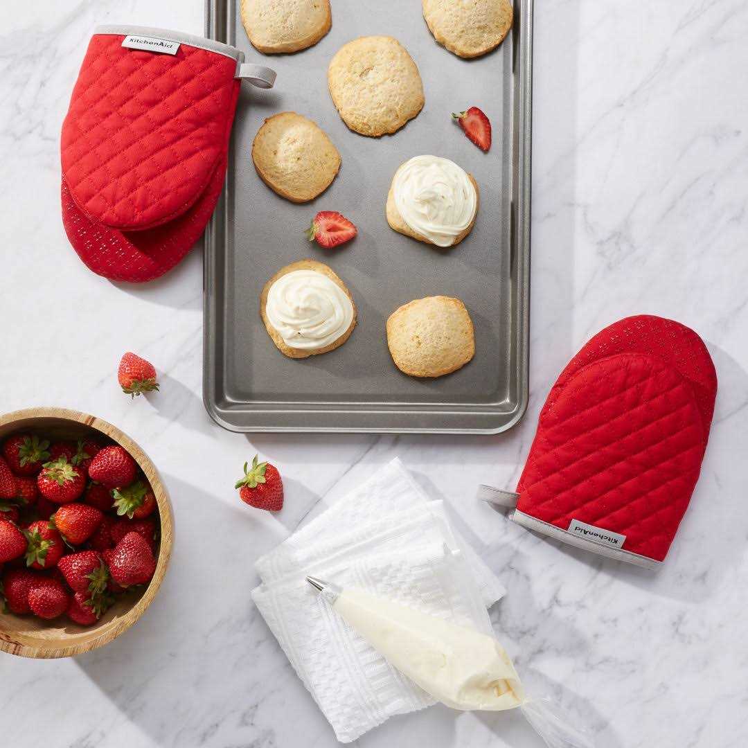 KitchenAid Asteroid Mini Oven Mitt