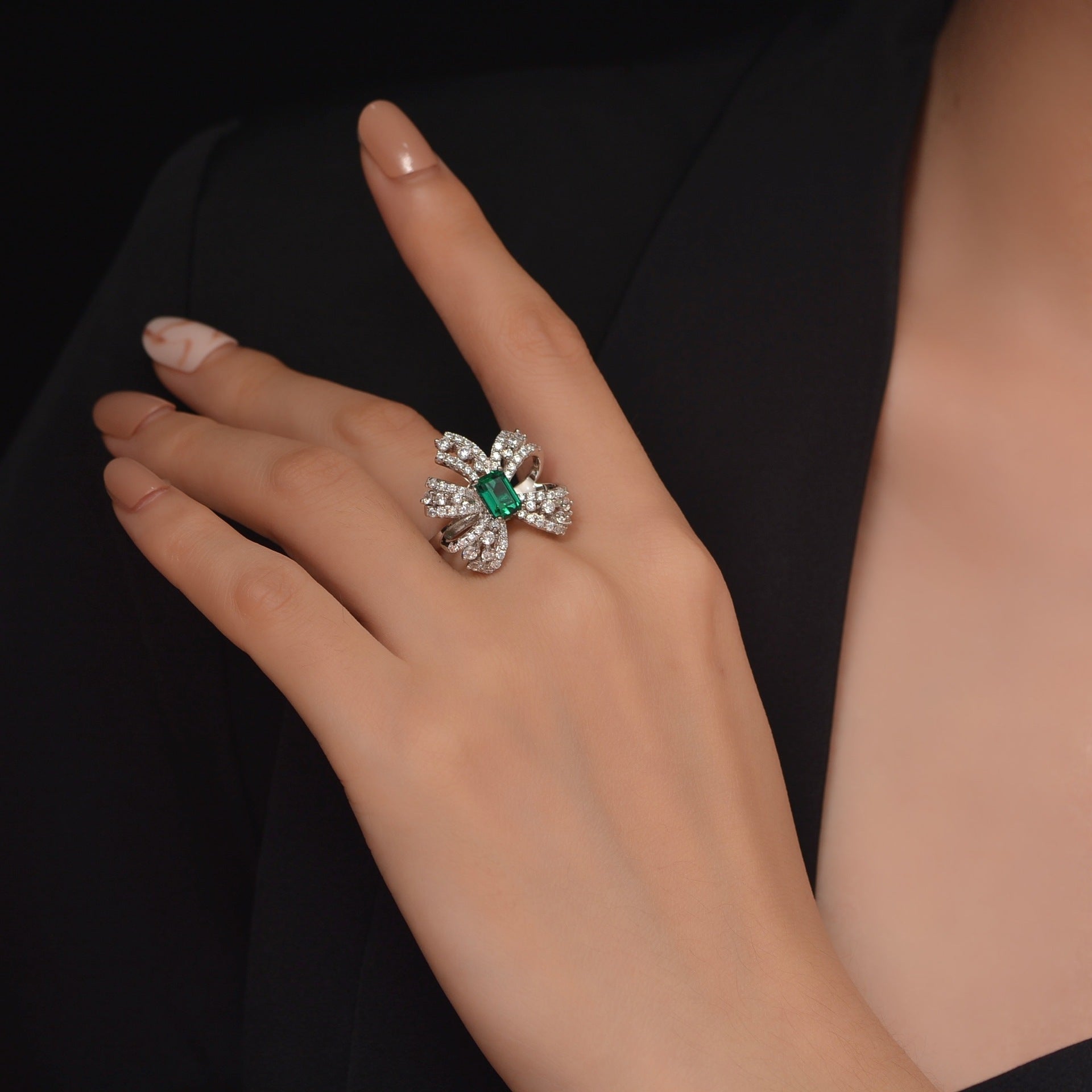 S925 Sterling Silver Emerald Gemstone Ring with Luxury Diamonds