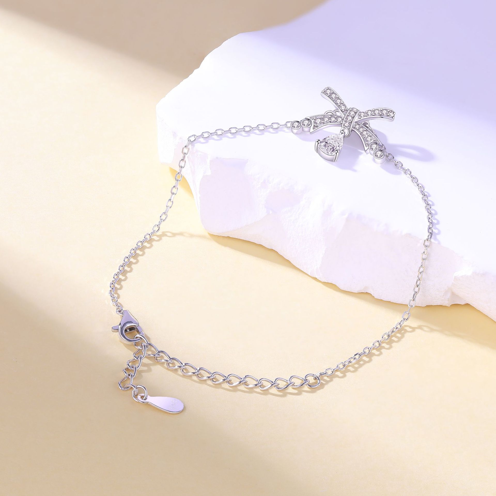 S925 Silver Teardrop Bow Bracelet – Graceful and Chic Jewelry Design for a Delicate and Feminine Touch