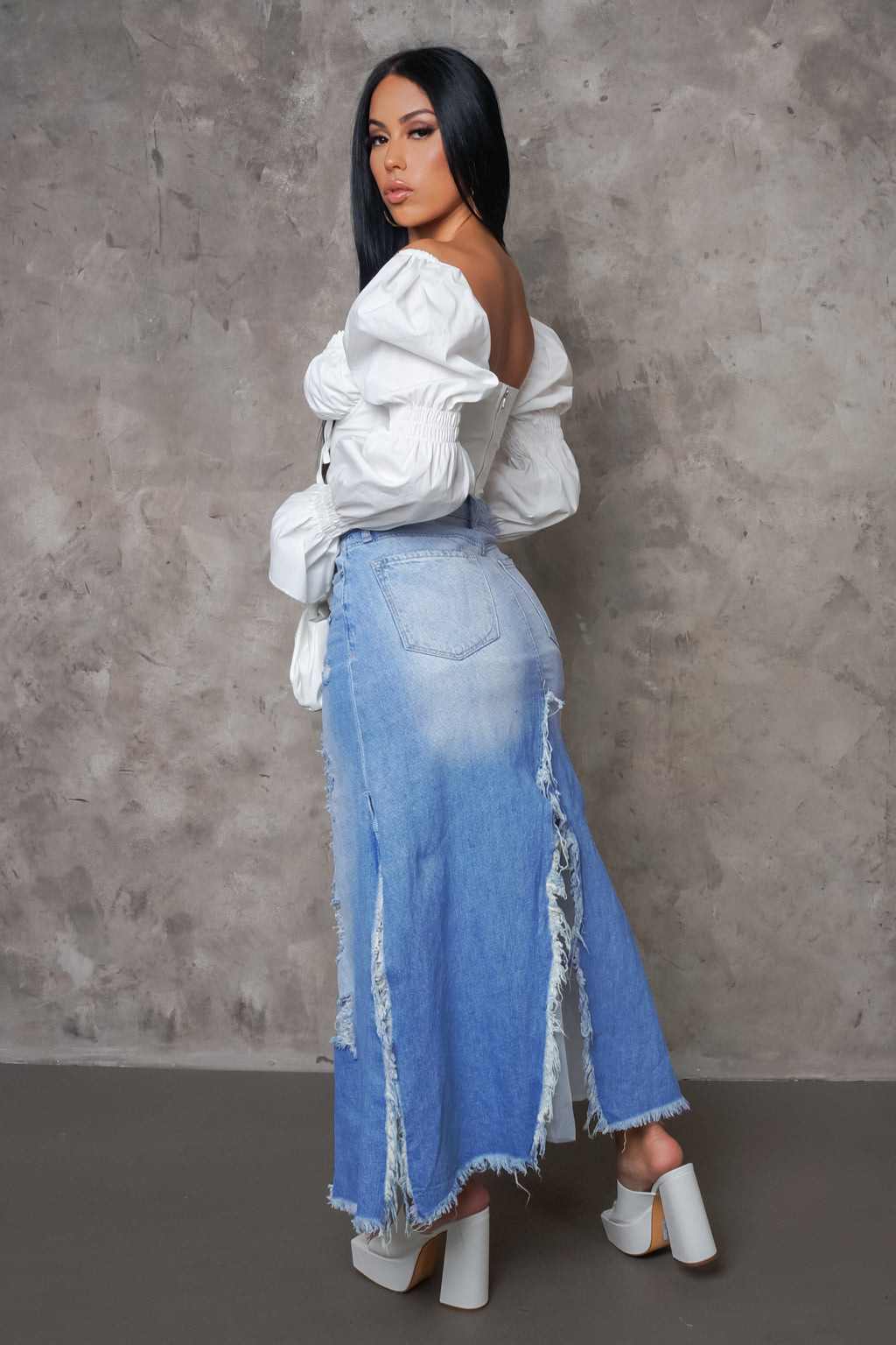 Fashionable frayed denim skirt