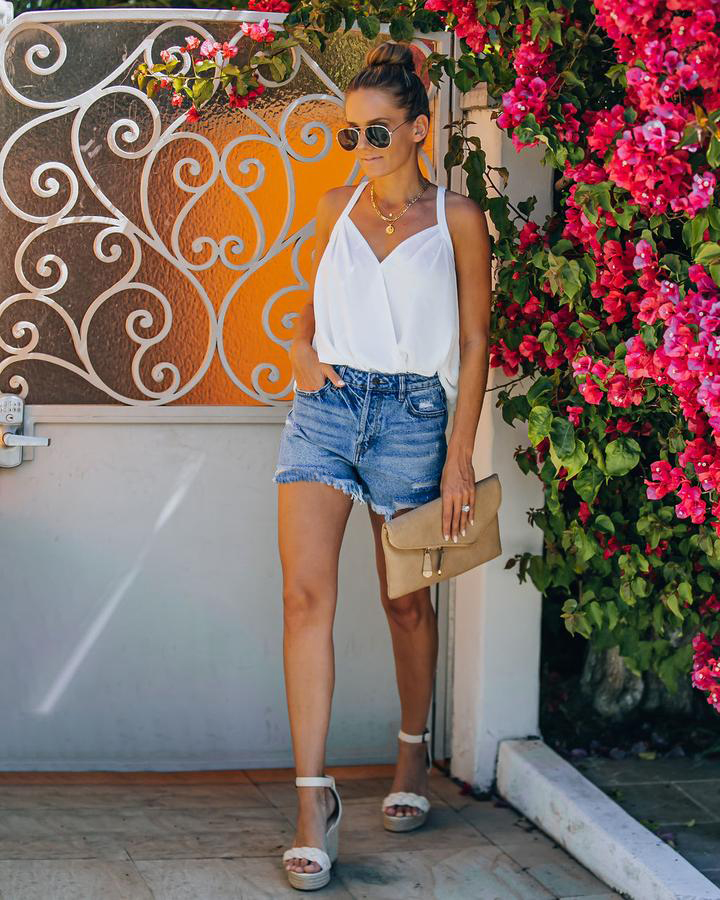High waist denim shorts with loose edges