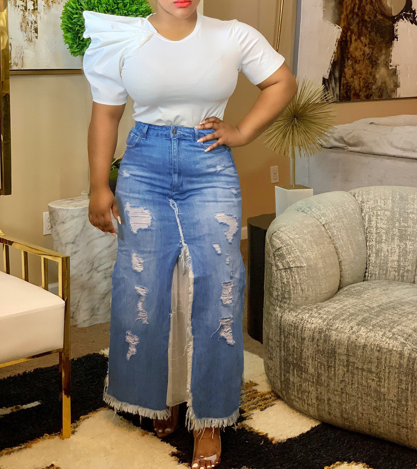 Fashionable frayed denim skirt