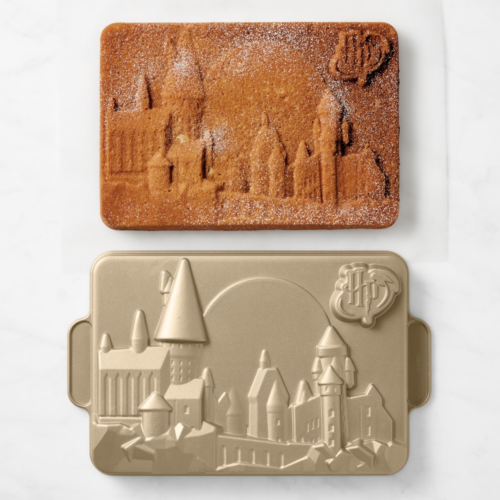 HARRY POTTER™ Hogwarts Cast Aluminum Nonstick Cake Pan, 13