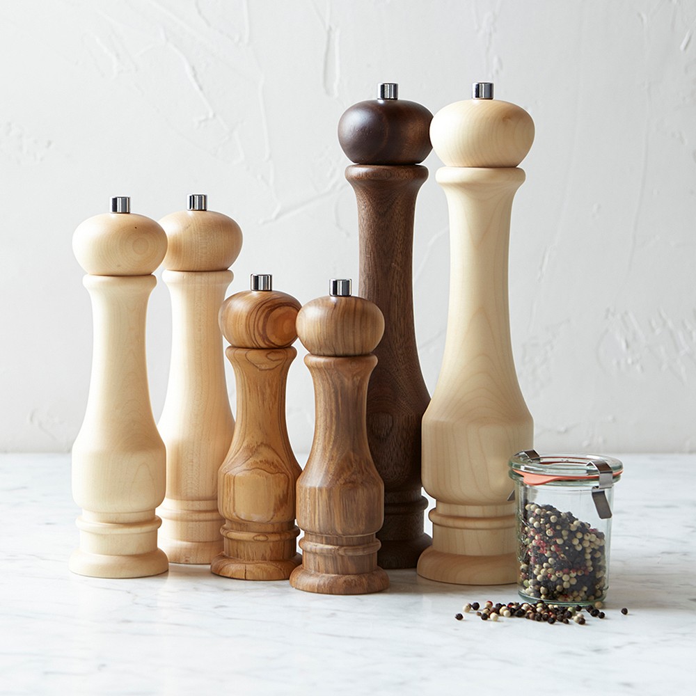 Williams Sonoma Traditional Walnut Salt & Pepper Mills Set