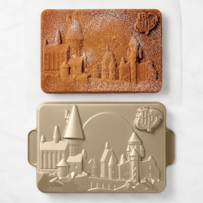 HARRY POTTER™ Hogwarts Cast Aluminum Nonstick Cake Pan, 13