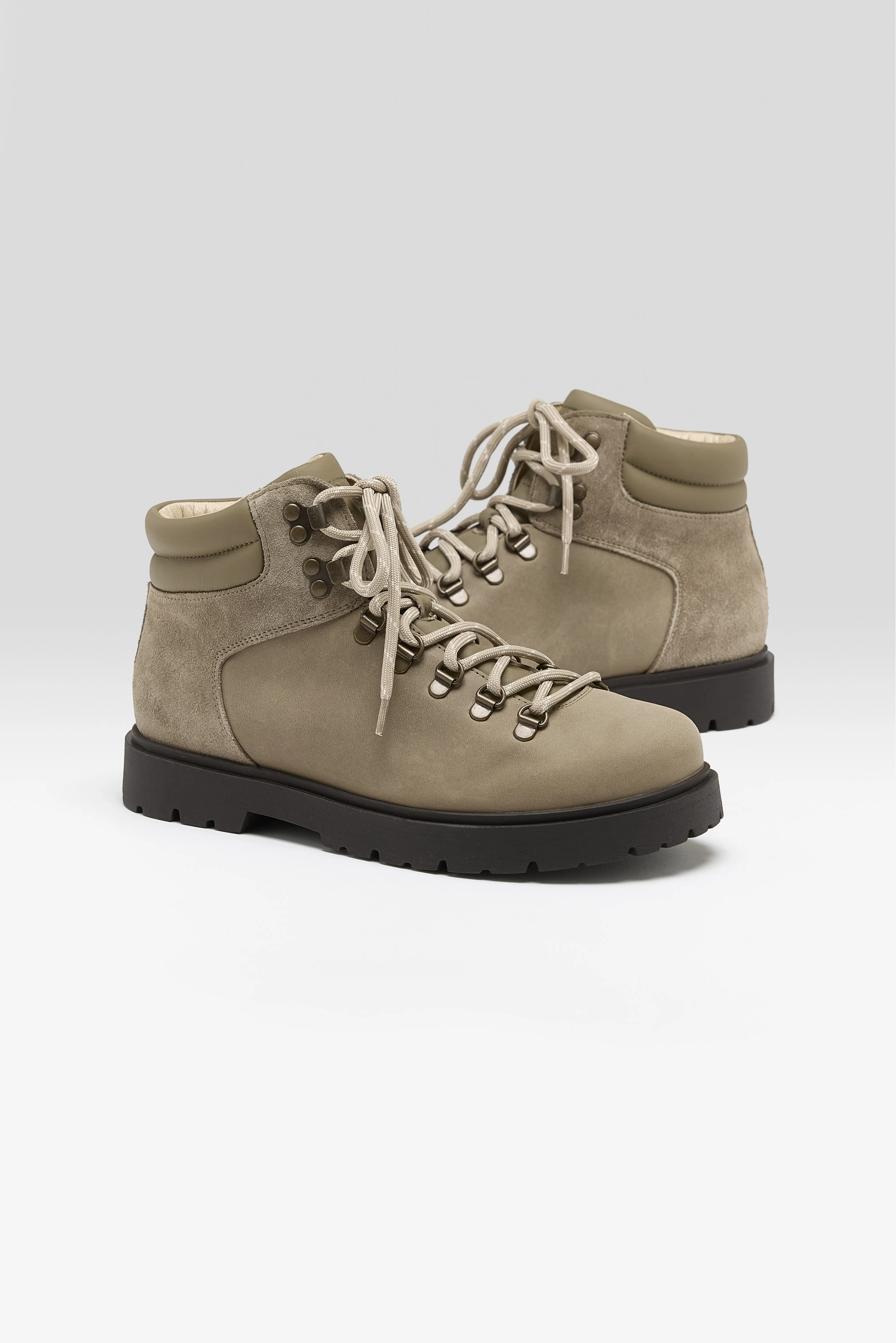 Jackson Nubucks Boots for Women  (252 / W / TAUPE)