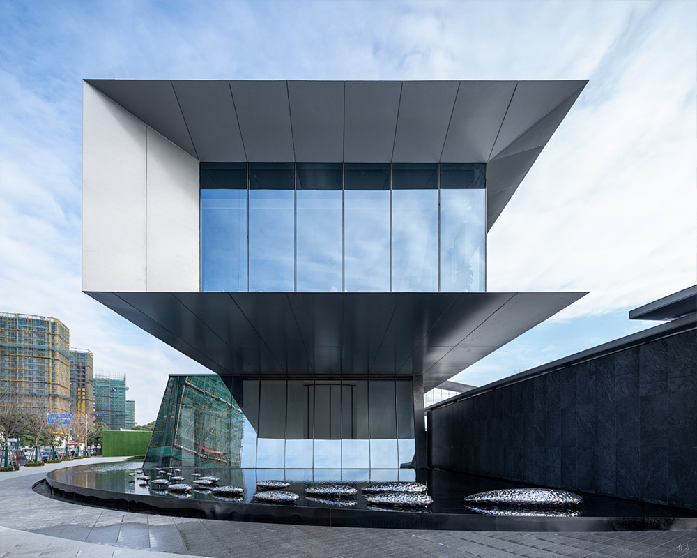 How are the foundation and the building connected to achieve earthquake resistance and wind resistance?