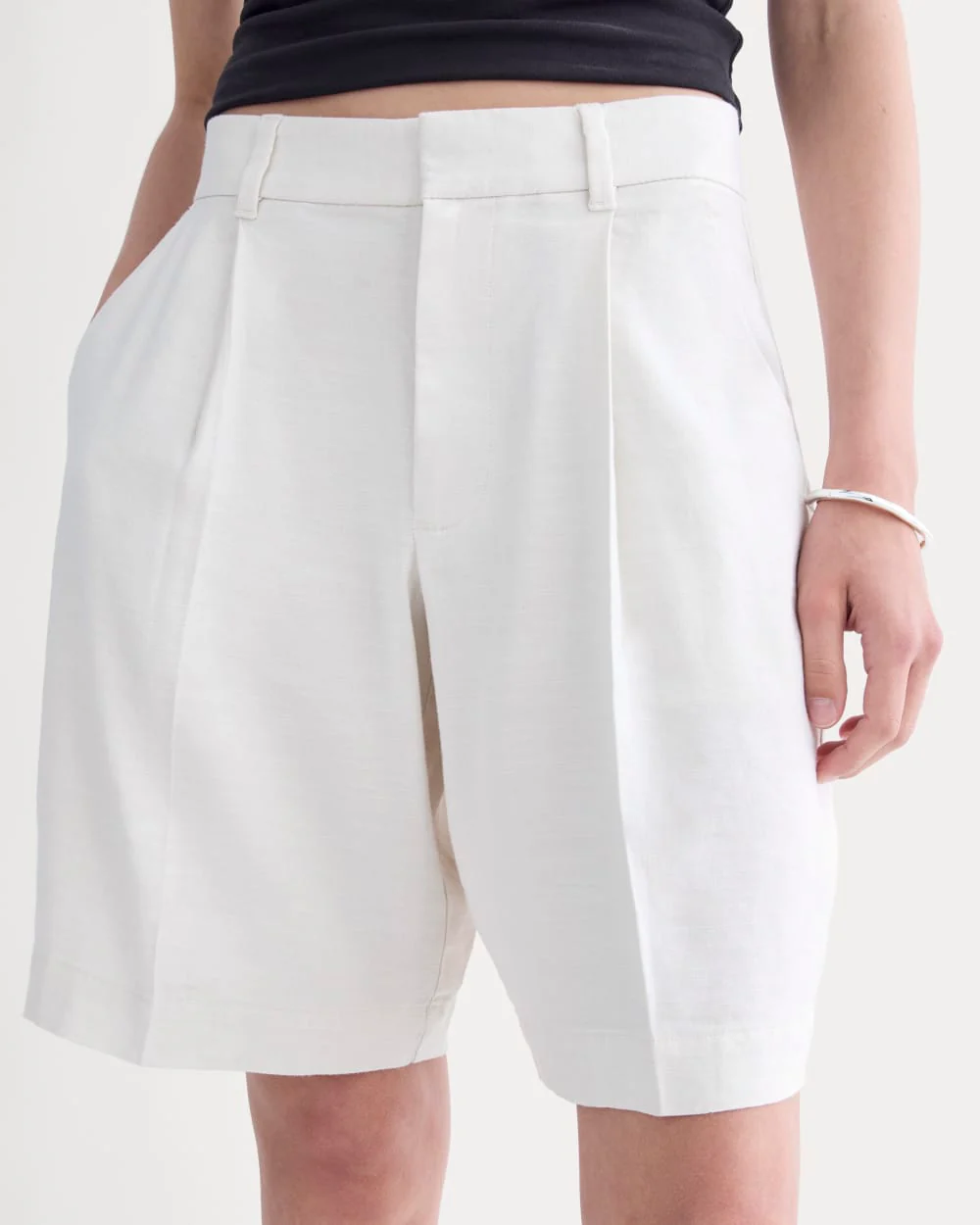 The Pleated Short in Stretch Linen | Natural Chambray