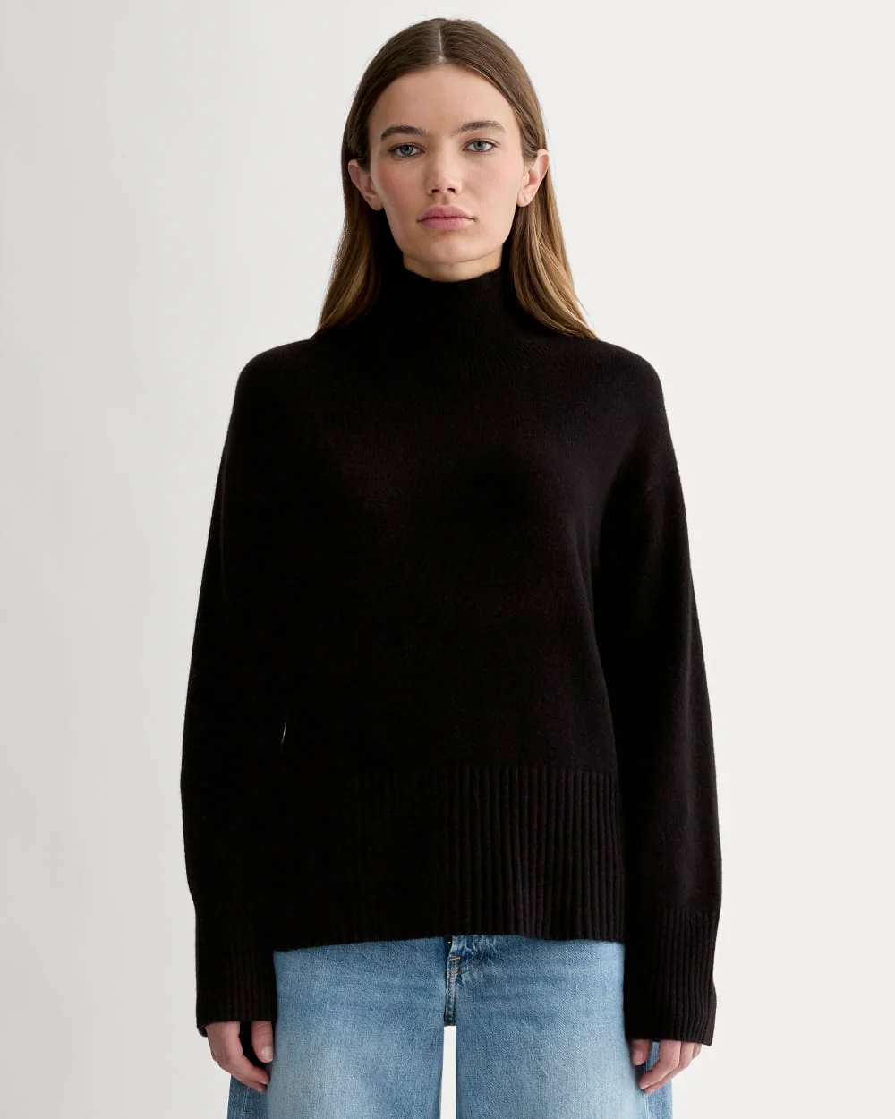 The Boxy Turtleneck in Cashmere | Black