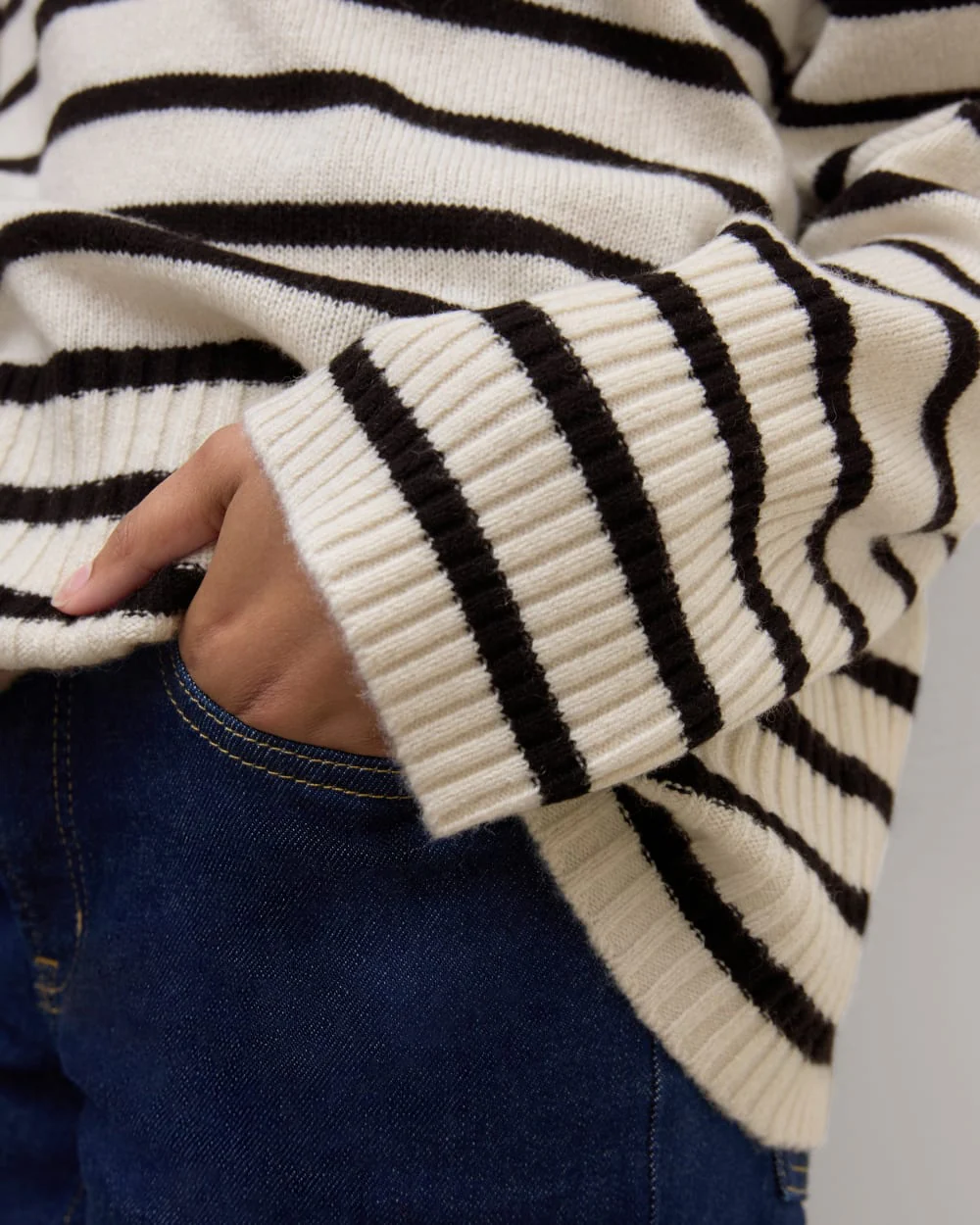 The Boxy Turtleneck in Cashmere | Bone / Black