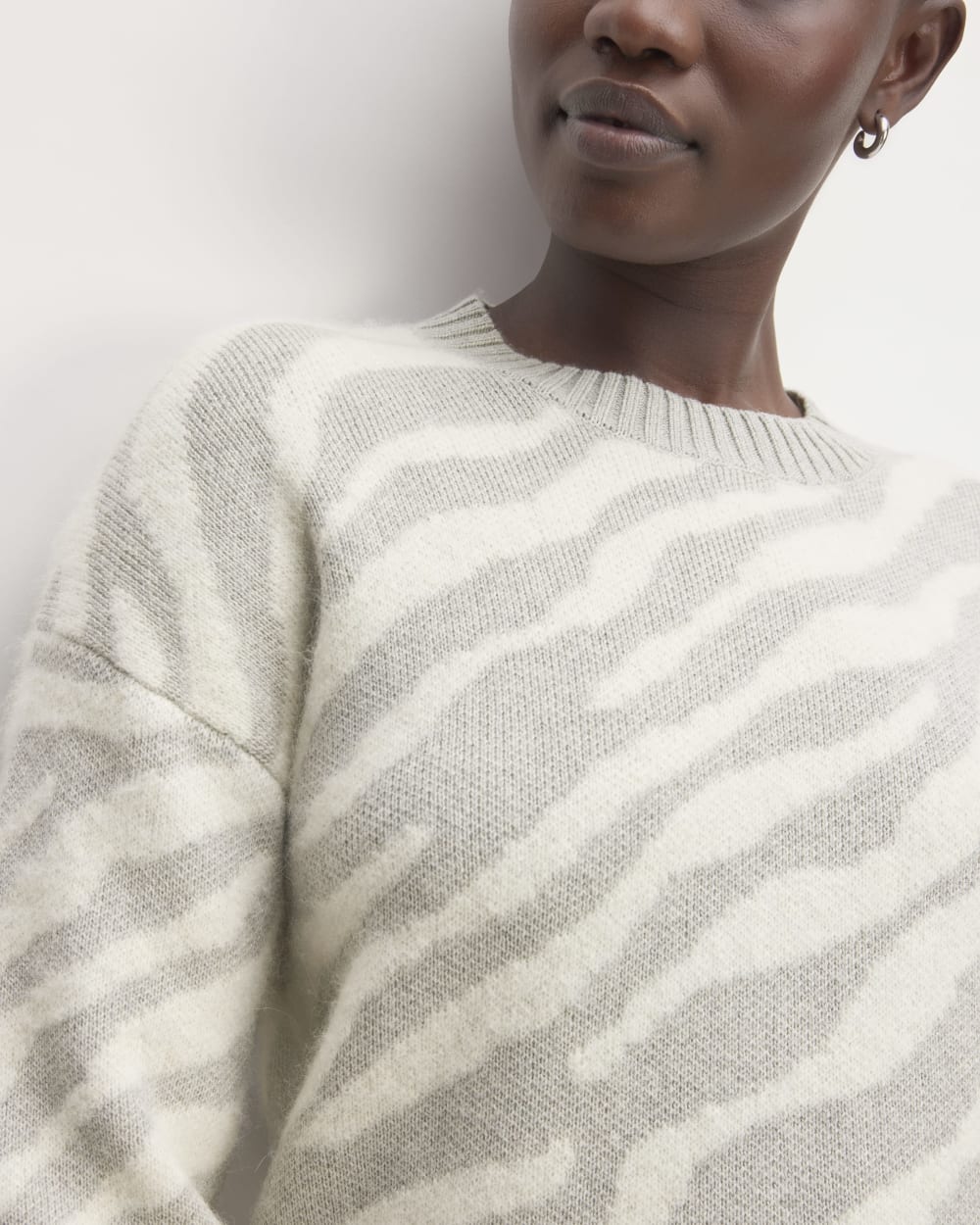 The Alpaca Tiger Jacquard Crewneck | Heathered Grey / Snow
