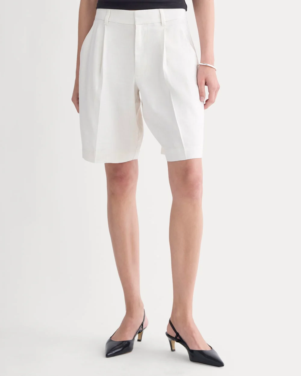 The Pleated Short in Stretch Linen | Natural Chambray