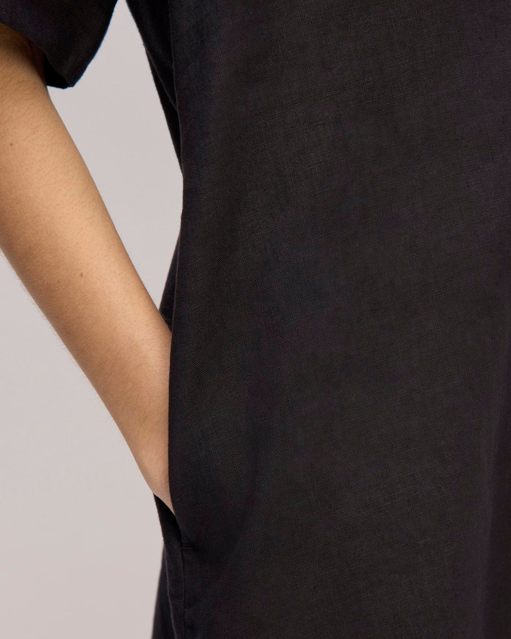 The Shirtdress in Linen | Black