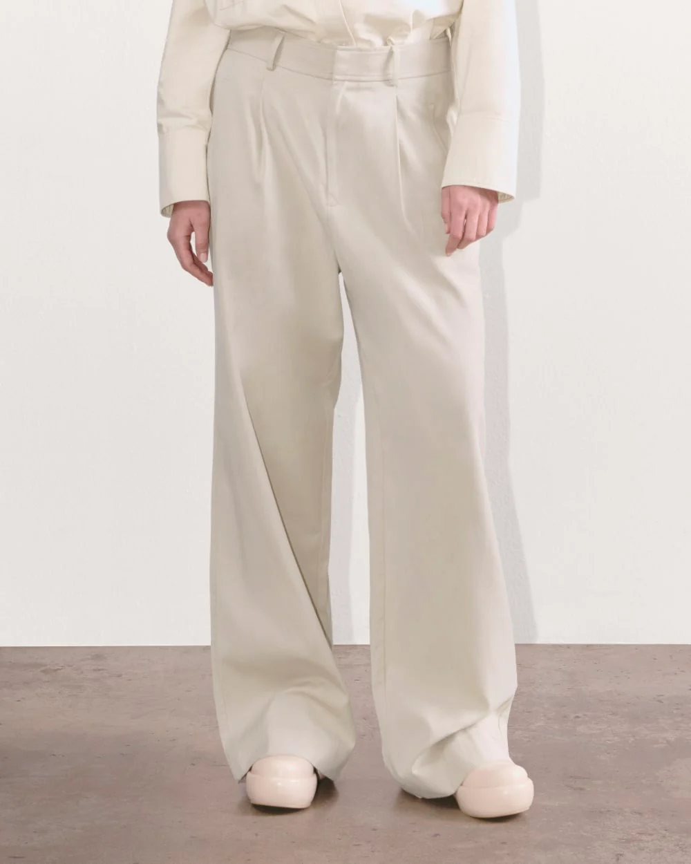 The Draper Pleated Pant in Buttersmooth | Sandstone | 30 Inseam