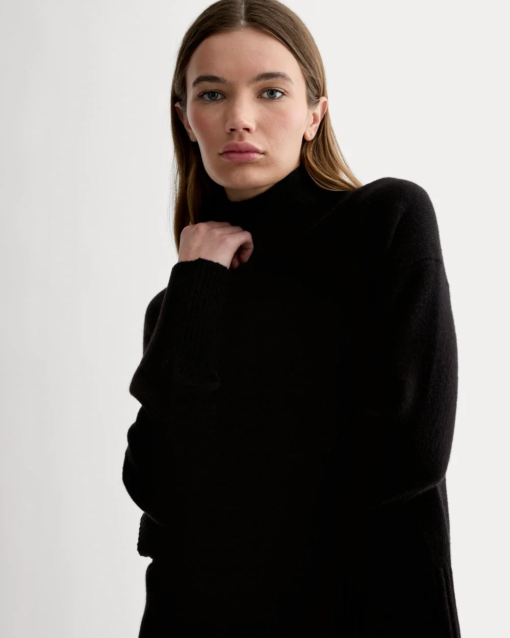 The Boxy Turtleneck in Cashmere | Black