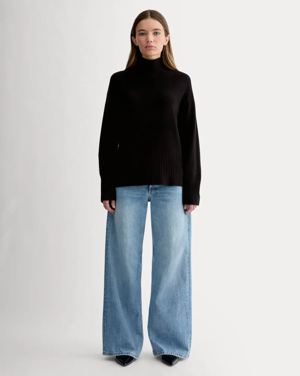 The Boxy Turtleneck in Cashmere | Black
