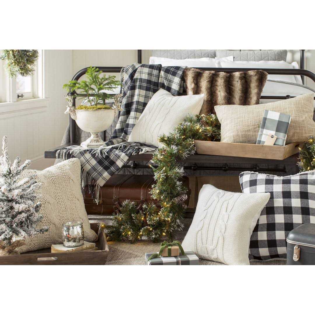 9′ Garland with 100 Clear/White Lights Three Posts