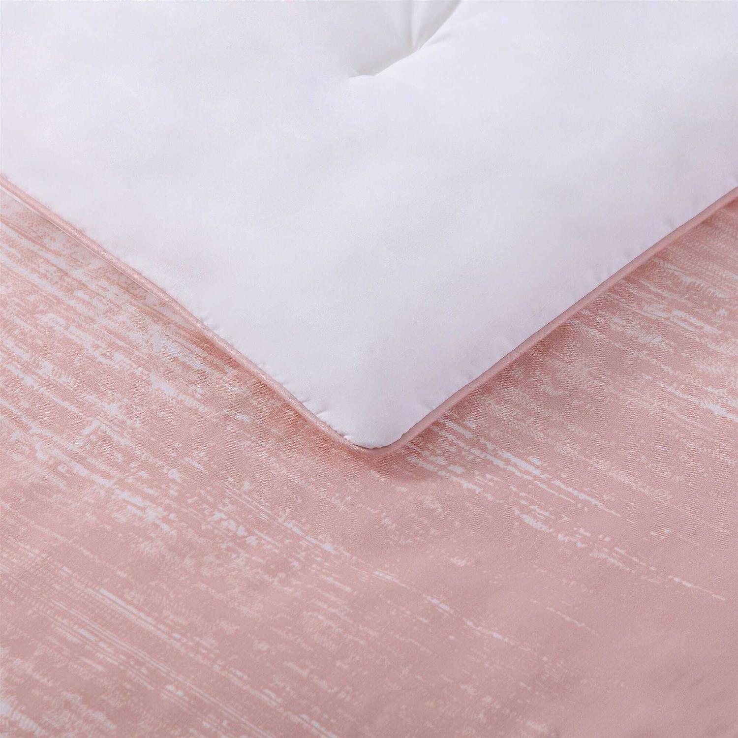 Vince Camuto Lyon Comforter Set