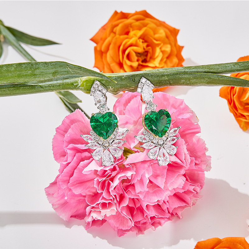 Emerald Sparkle 10-Carat Green Heart Diamond Earrings in Gold-Plated 925 Silver