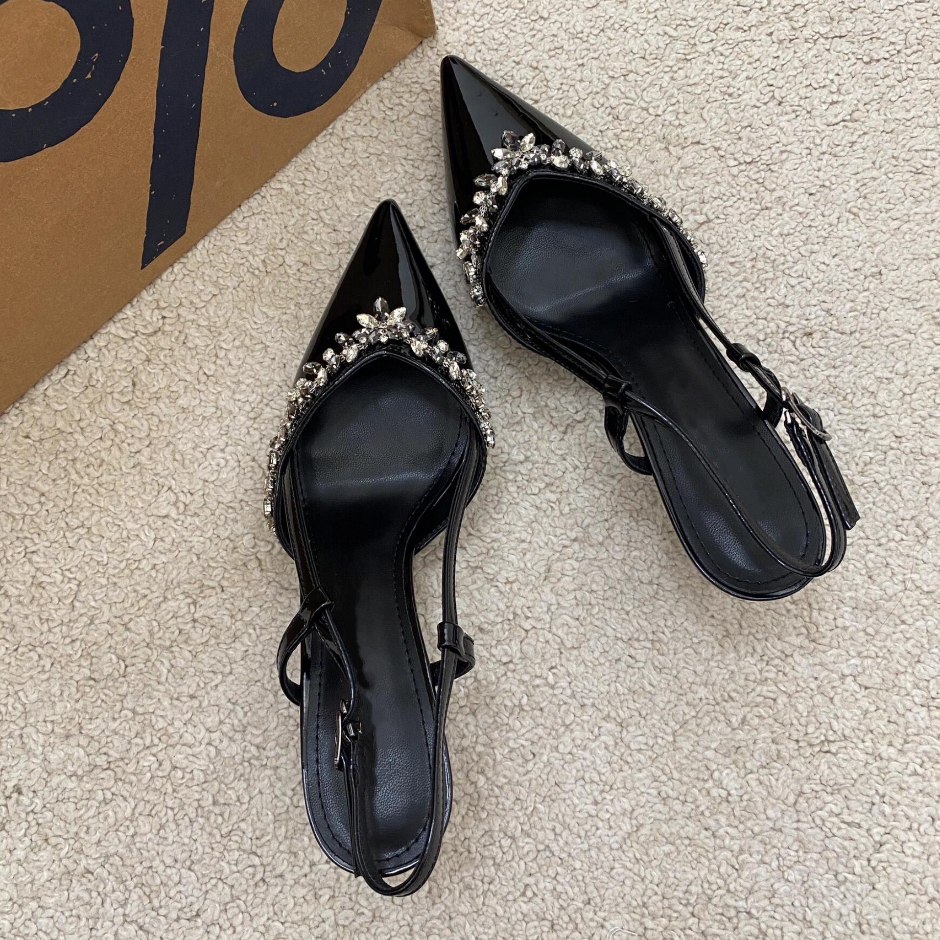Autumn high-heeled sandals with rhinestones, closed toe and hollow back, versatile, fashionable and beautiful black stilettos