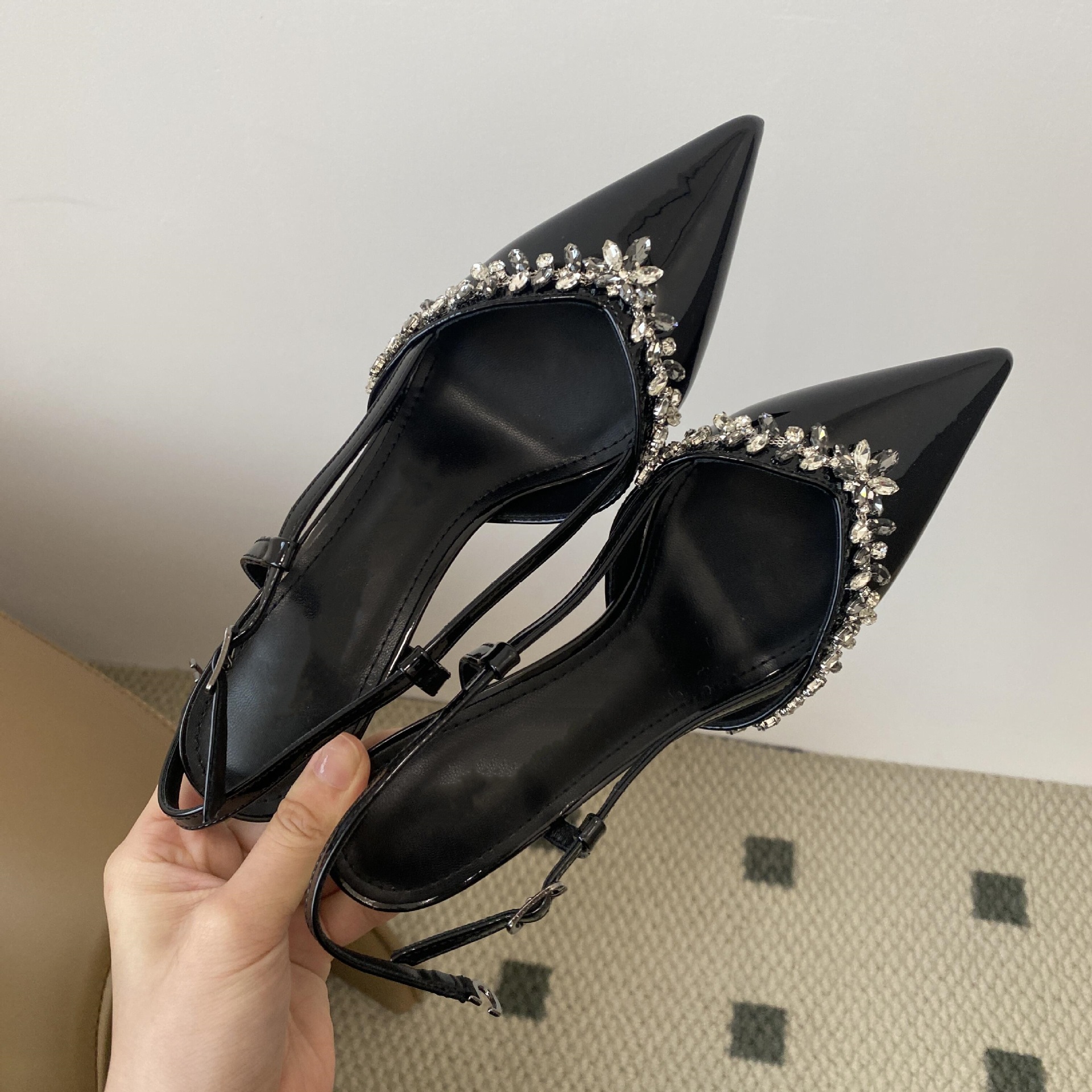 Autumn high-heeled sandals with rhinestones, closed toe and hollow back, versatile, fashionable and beautiful black stilettos