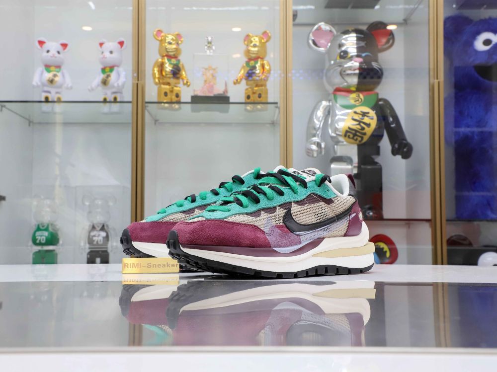 SACAI X VAPORWAFFLE SP 'VILLAIN RED'