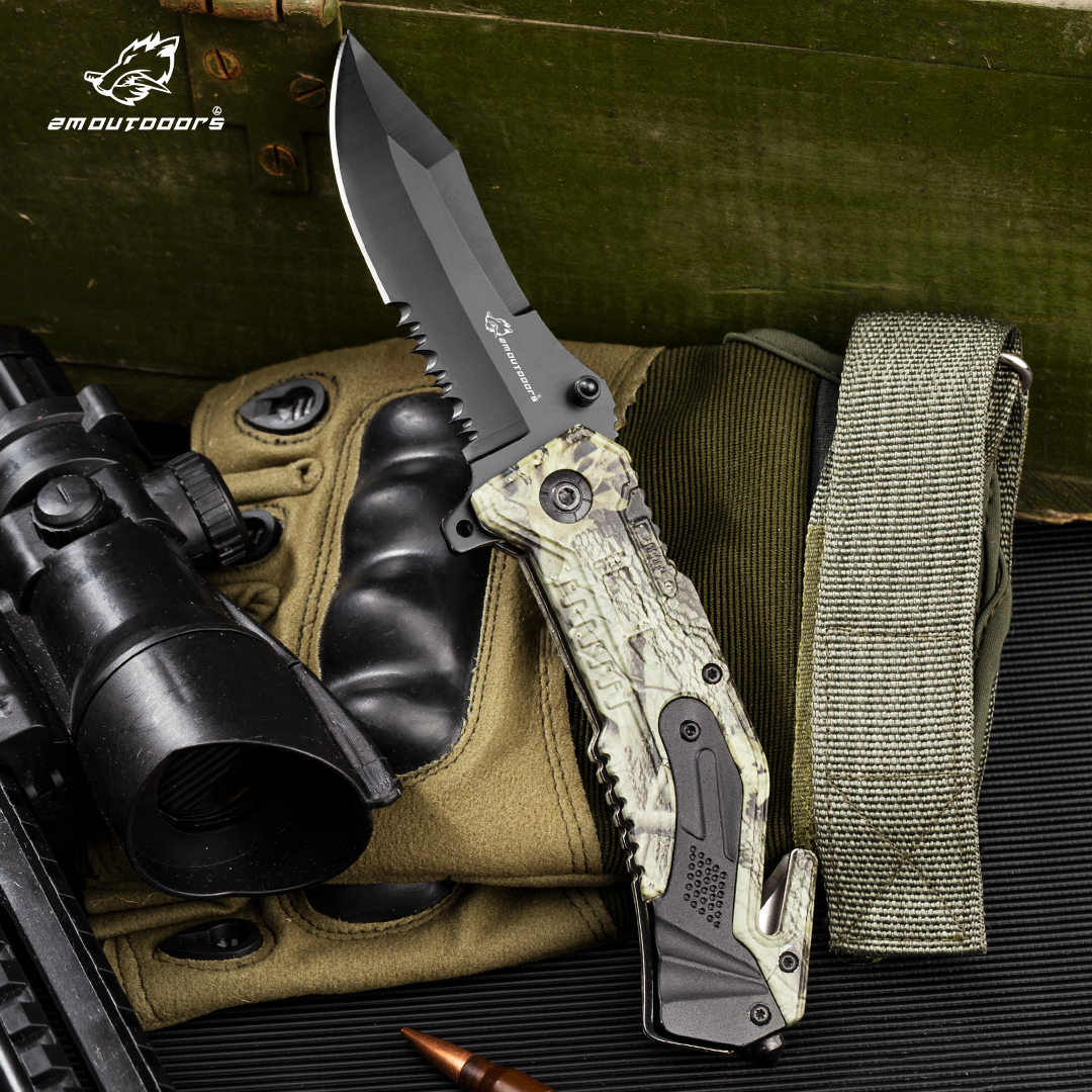 Outdoor folding knife, pocket knife, serrated folding knife, multi-function knife, can be used for outdoor hiking, wilderness survival and other different outdoor scenes