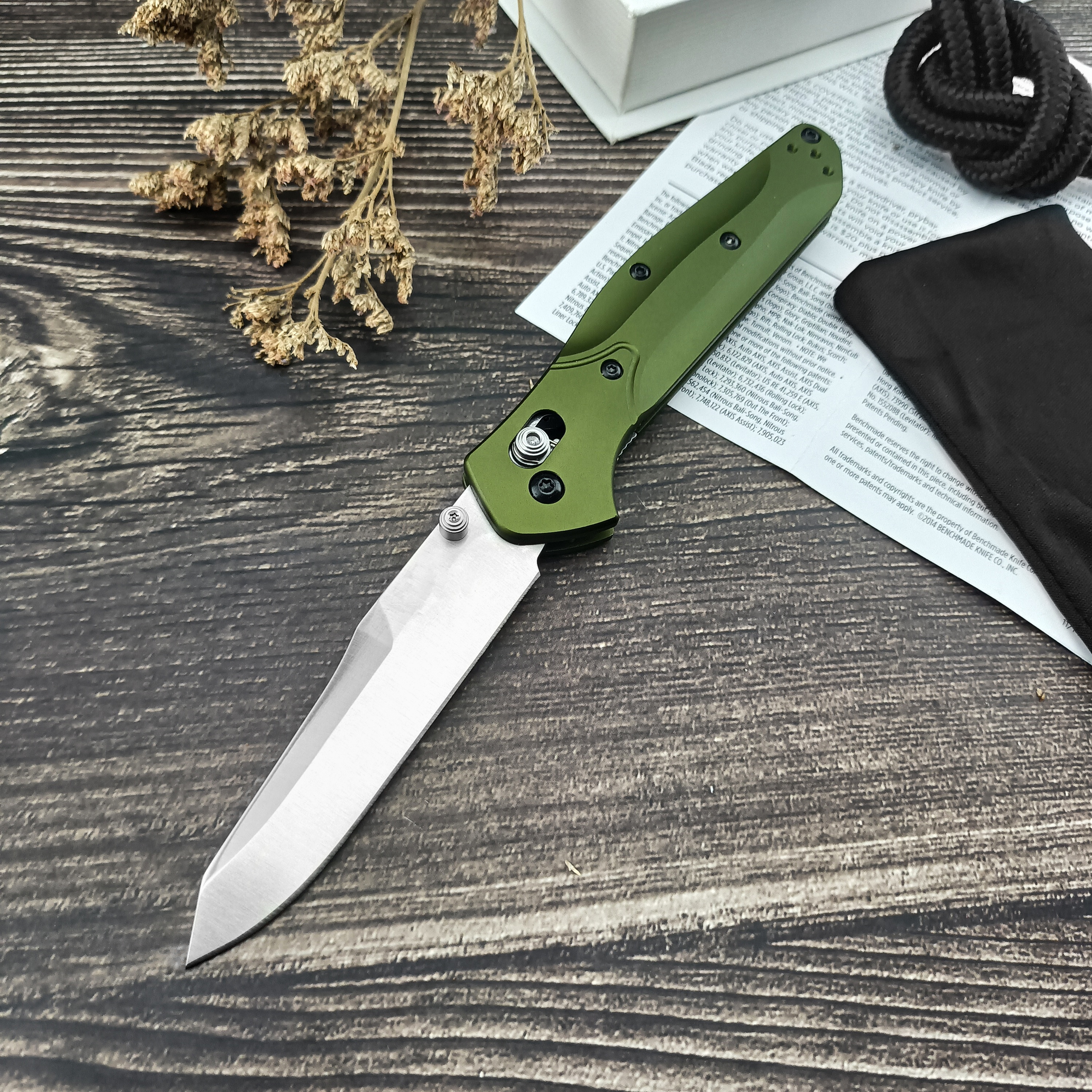 BM940 Outdoor Folding Knife – CNC Fine Grind, Green Aviation-Aluminum Handle, Bearing Lock Thumb-Open Design, Gift-Box Packaging